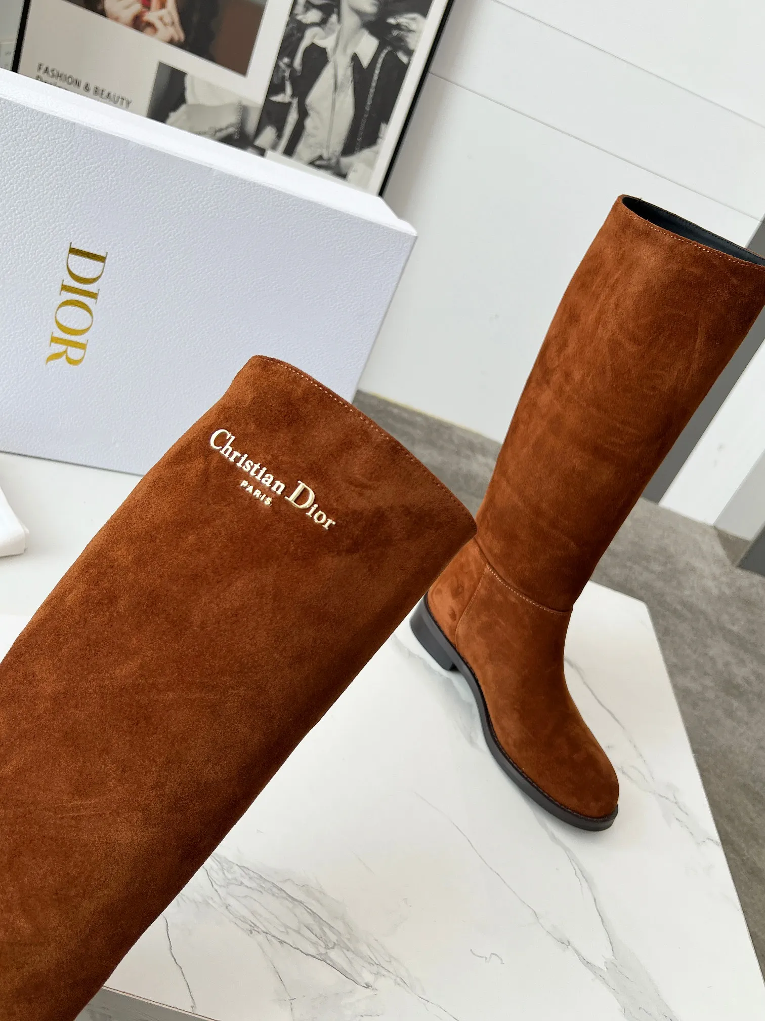 👟👟Ex-factory price 820👟👟 Dior 2025ss retro British style brogue new knight boots 👢👢 萱-shaped versatile thin feet yyds. The shape is three-dimensional and full, handsome and comfortable on the feet. A very retro style, full of aura single product, very novel design style, perfect details, cool and trendy 💯 trendy outsole, Inner lining: beef ribs Size: 35-40 (customized size 40-41)